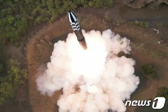 (평양 노동신문=뉴스1) = 북한 대륙간탄도미사일(ICBM) '화성-18형'. [국내에서만 사용가능. 재배포 금지. DB 금지. For Use Only in the Republic of Korea. Redistribution Prohibited] rodongphoto@news1.kr