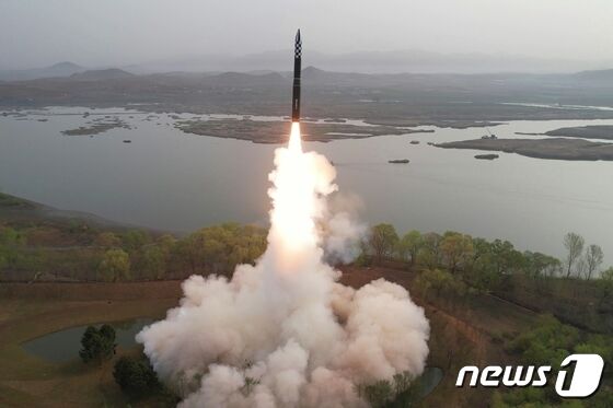 (평양 노동신문=뉴스1) = 북한 대륙간탄도미사일(ICBM) '화성-18형'. [국내에서만 사용가능. 재배포 금지. DB 금지. For Use Only in the Republic of Korea. Redistribution Prohibited] rodongphoto@news1.kr