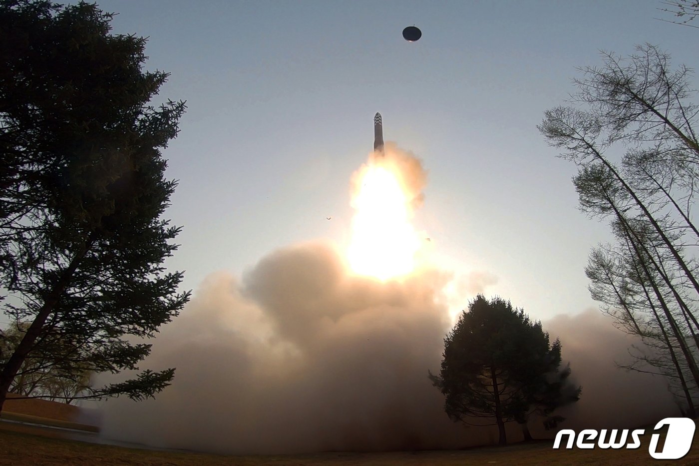 본문 이미지 - (평양 노동신문=뉴스1) = 북한 대륙간탄도미사일(ICBM) '화성-18형' 발사 [국내에서만 사용가능. 재배포 금지. DB 금지. For Use Only in the Republic of Korea. Redistribution Prohibited] rodongphoto@news1.kr