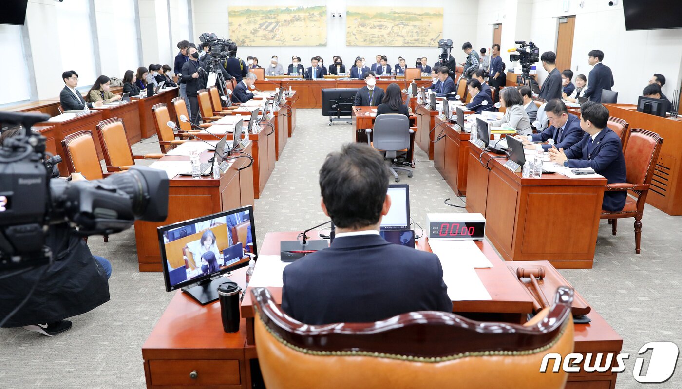 본문 이미지 - 14일 서울 여의도 국회 교육위원회에서 열린 정순신 자녀 학교폭력 진상조사 및 학교폭력 대책 수립을 위한 청문회에서 국민의힘 의원들이 불참한 가운데 진행되고 있다. 2023.4.14/뉴스1 ⓒ News1 임세영 기자