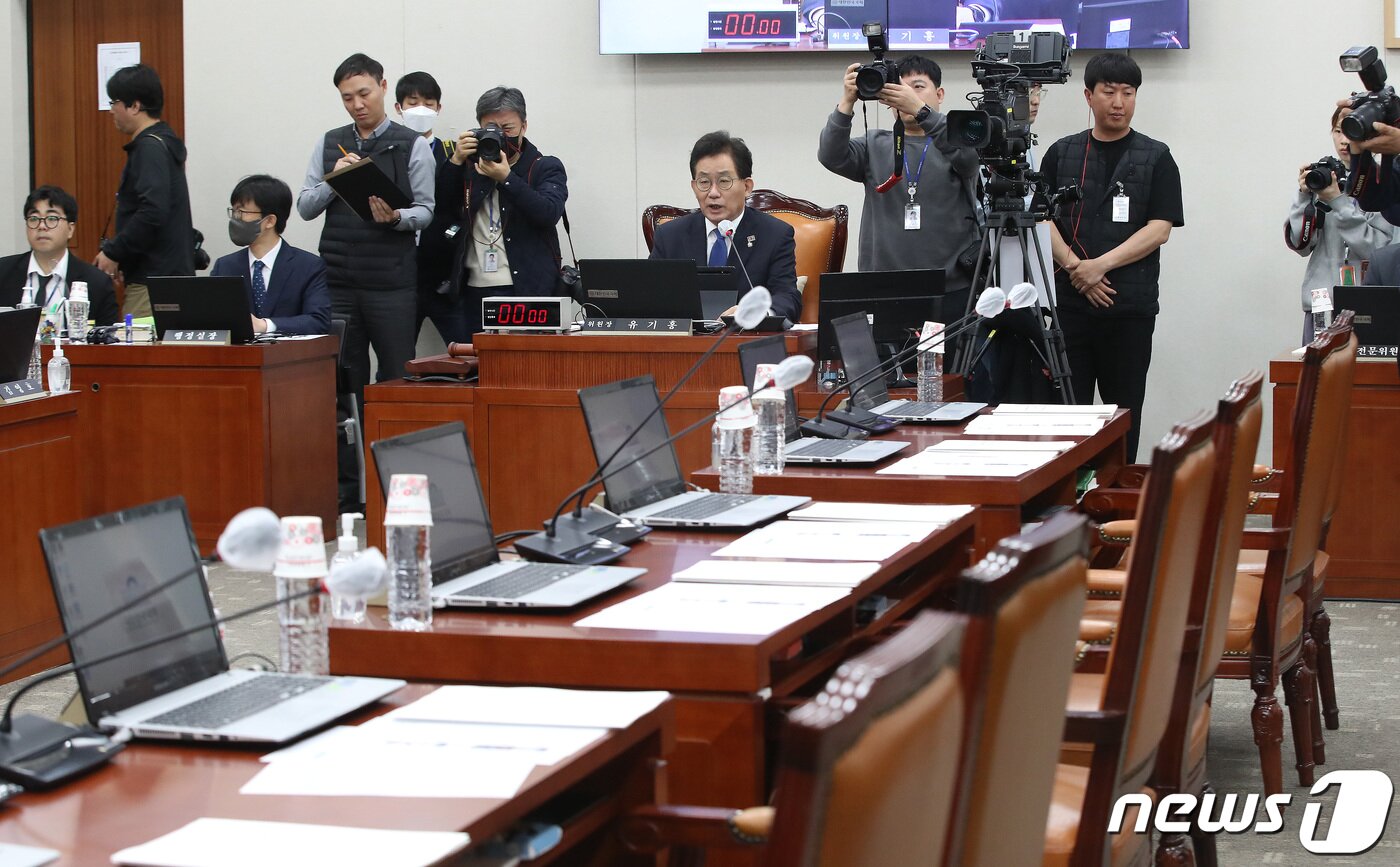 본문 이미지 - 14일 서울 여의도 국회 교육위원회에서 열린 정순신 자녀 학교폭력 진상조사 및 학교폭력 대책 수립을 위한 청문회에서 국민의힘 의원들이 불참한 가운데 진행되고 있다. 2023.4.14/뉴스1 ⓒ News1 임세영 기자