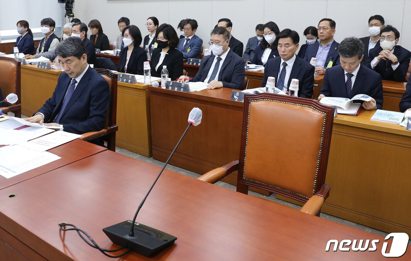 본문 이미지 - 이주호 사회부총리 겸 교육부 장관 및 증인들이 14일 오전 서울 여의도 국회 교육위원회에서 열린 정순신 자녀 학교폭력 진상조사 및 학교폭력 대책 수립을 위한 청문회에 출석해 의원들의 발언을 듣고 있다. 2023.4.14/뉴스1 ⓒ News1 임세영 기자
