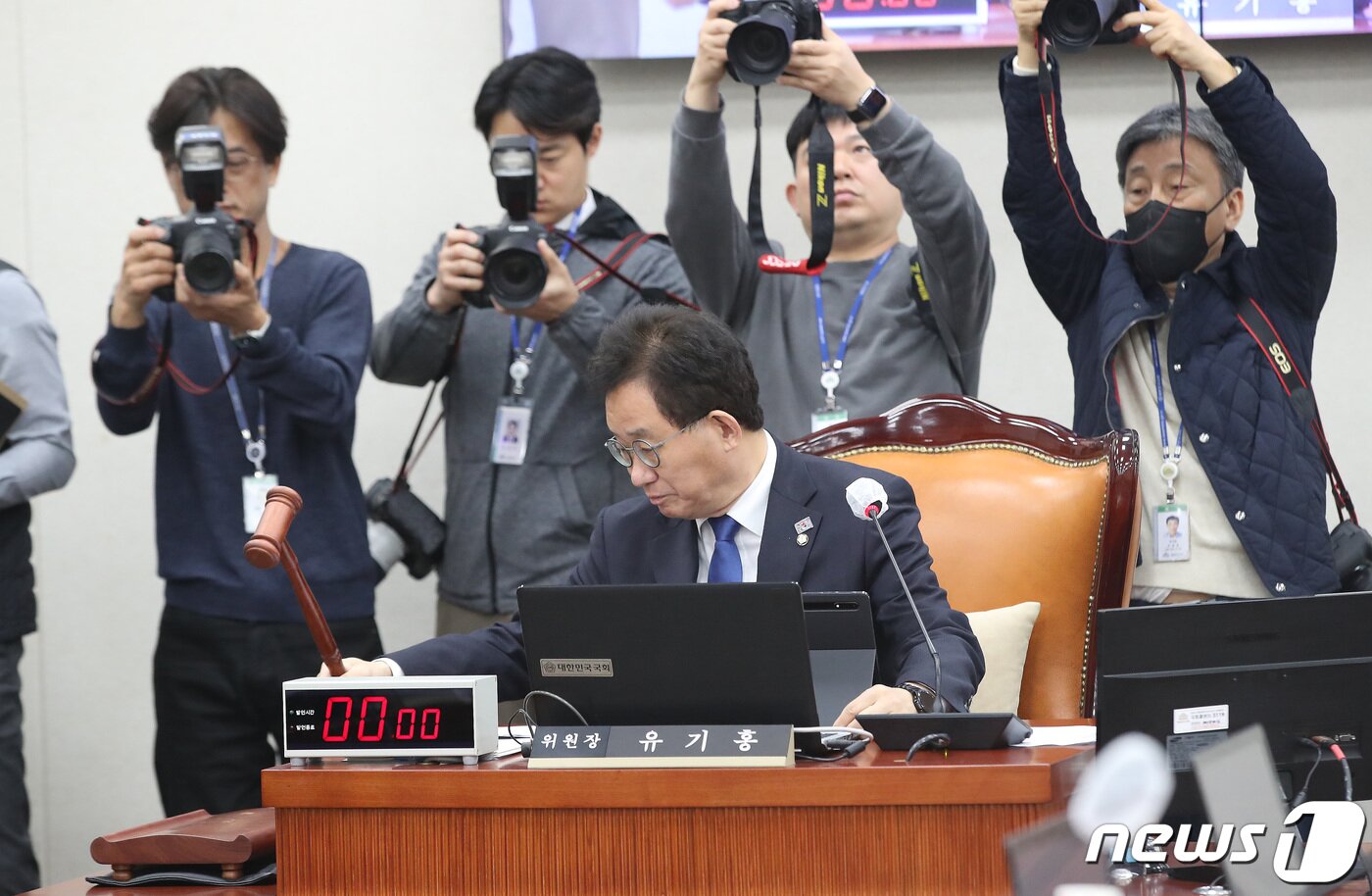 본문 이미지 - 유기홍 국회 교육위원회 위원장이 14일 오전 서울 여의도 국회 교육위원회에서 열린 정순신 자녀 학교폭력 진상조사 및 학교폭력 대책 수립을 위한 청문회에서 의사봉을 두드리고 있다. 2023.4.14/뉴스1 ⓒ News1 임세영 기자