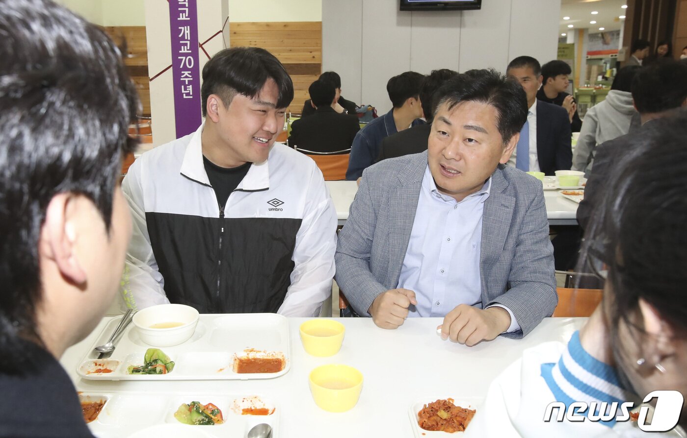 본문 이미지 - 14일 전북대를 방문해 대학생들과 조찬을 가진 김관영 전북지사가 학생들의 애로사항을 청취하고 있다. 2023.4.14.(전북도 제공)/뉴스1  