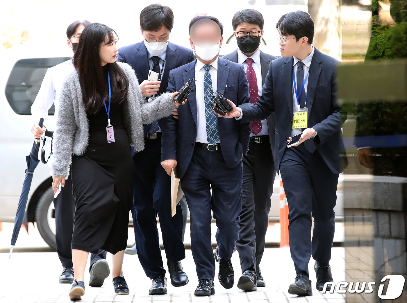 본문 이미지 - '백현동 개발사업 비리 의혹' 관련 핵심 로비스트로 지목된 김인섭 전 한국하우징기술 대표가 14일 오전 서울 서초구 서울중앙지방법원으로 구속 전 피의자 심문(영장실질심사)을 받기 위해 들어가고 있다. 2023.4.14/뉴스1 ⓒ News1 박정호 기자