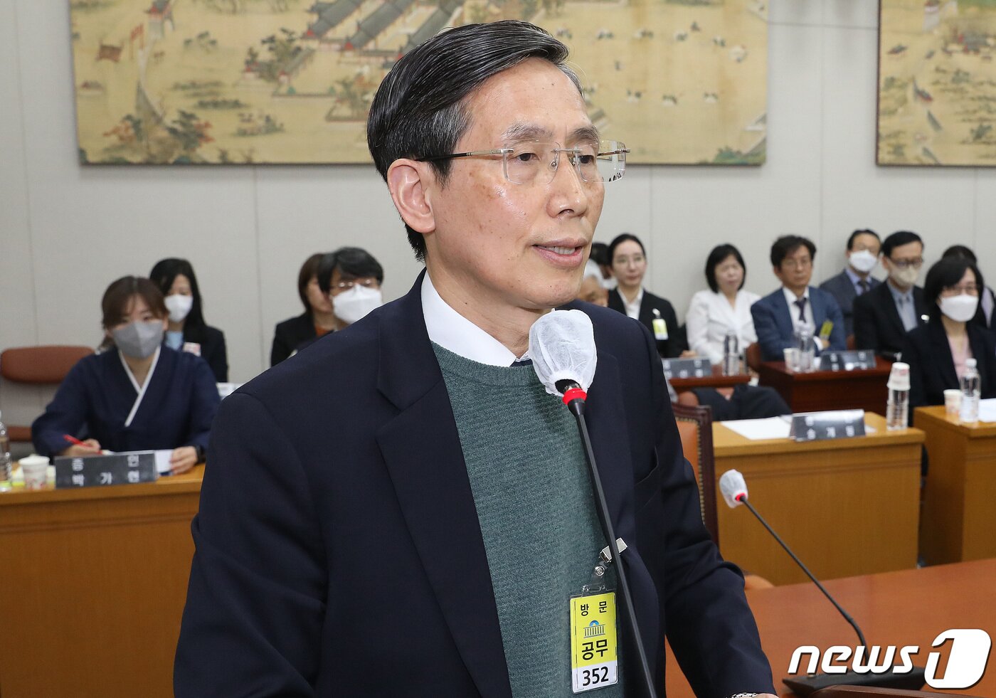 본문 이미지 - 정순신 변호사의 자녀 학교폭력 처분 불복 소송을 대리한 송개동 변호사가 14일 오전 서울 여의도 국회 교육위원회에서 열린 정순신 자녀 학교폭력 진상조사 및 학교폭력 대책 수립을 위한 청문회에서 의원들의 질의에 답하고 있다.2023.4.14/뉴스1 ⓒ News1 임세영 기자