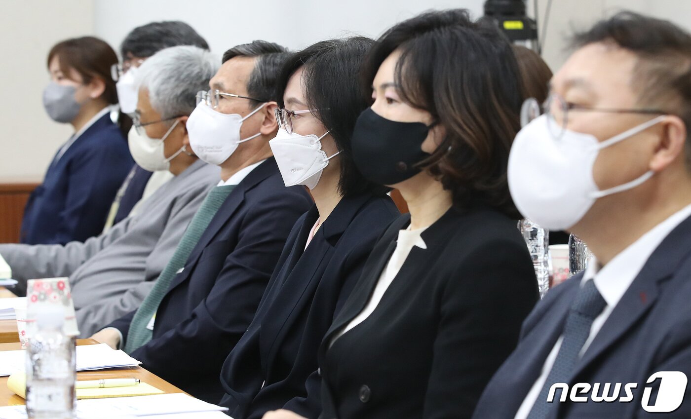 본문 이미지 - 14일 서울 여의도 국회 교육위원회에서 열린 정순신 자녀 학교폭력 진상조사 및 학교폭력 대책 수립을 위한 청문회에서 증인들이 출석해 자리를 지키고 있다. 2023.4.14/뉴스1 ⓒ News1 임세영 기자