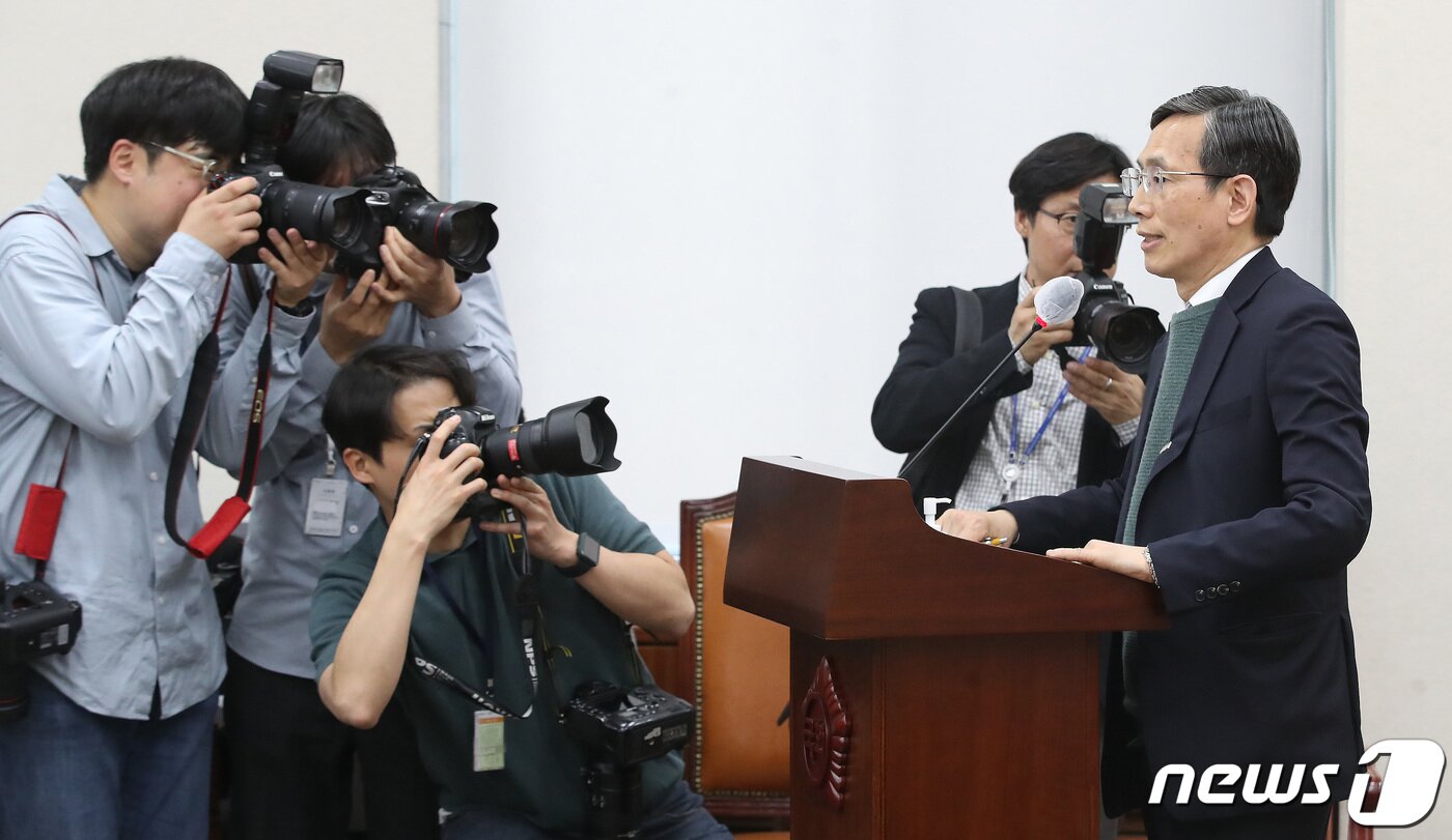 본문 이미지 - 정순신 변호사의 자녀 학교폭력 처분 불복 소송을 대리한 송개동 변호사가 14일 오전 서울 여의도 국회 교육위원회에서 열린 정순신 자녀 학교폭력 진상조사 및 학교폭력 대책 수립을 위한 청문회에서 의원들의 질의에 답하고 있다. 2023.4.14/뉴스1 ⓒ News1 임세영 기자