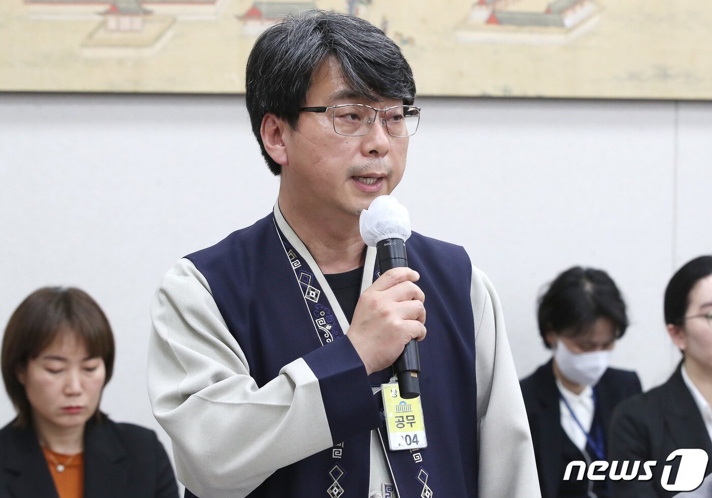 본문 이미지 - 최관영 민족사관고 부교장이 14일 오전 서울 여의도 국회 교육위원회에서 열린 정순신 자녀 학교폭력 진상조사 및 학교폭력 대책 수립을 위한 청문회에서 의원들의 질의에 답하고 있다. 2023.4.14/뉴스1 ⓒ News1 임세영 기자