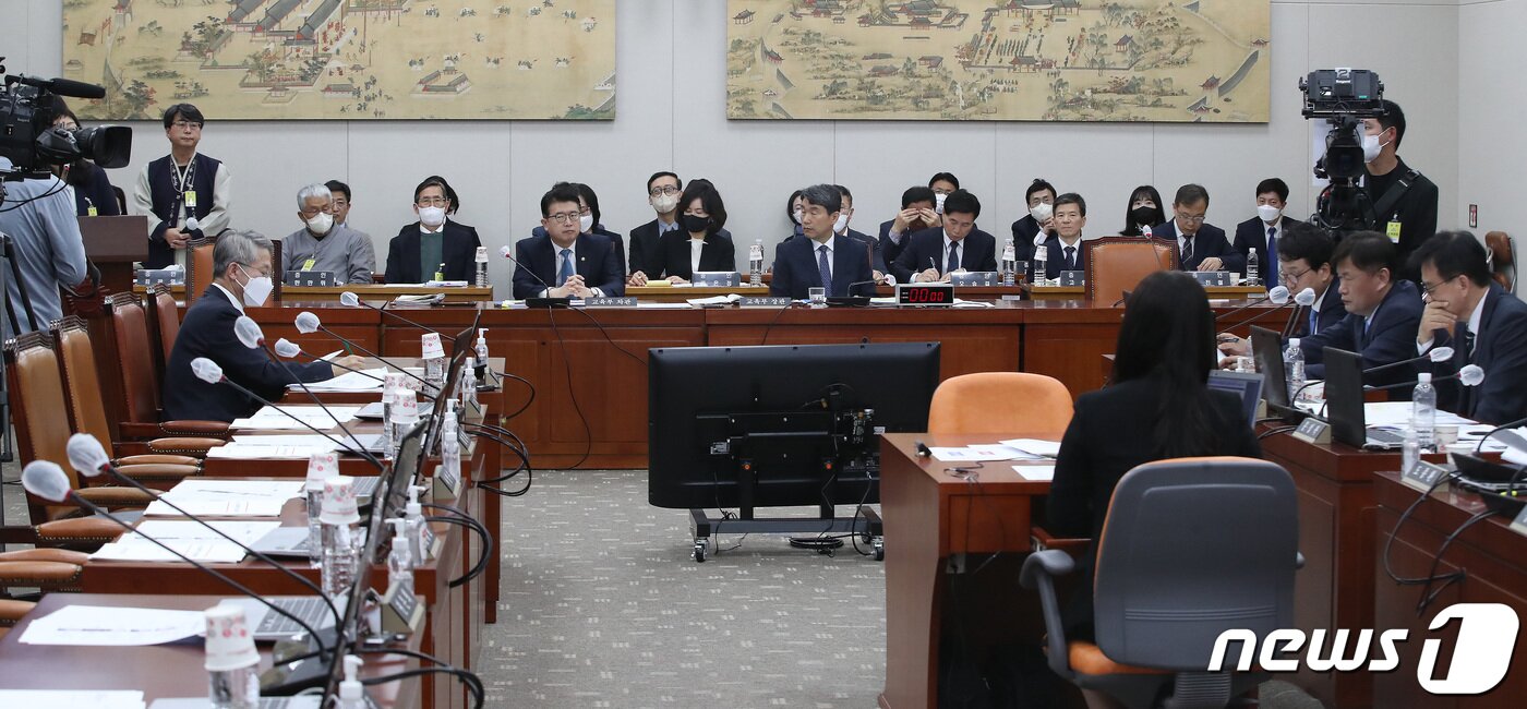 본문 이미지 - 14일 오전 서울 여의도 국회 교육위원회에서 정순신 자녀 학교폭력 진상조사 및 학교폭력 대책 수립을 위한 청문회가 진행되고 있다.  2023.4.14/뉴스1 ⓒ News1 임세영 기자