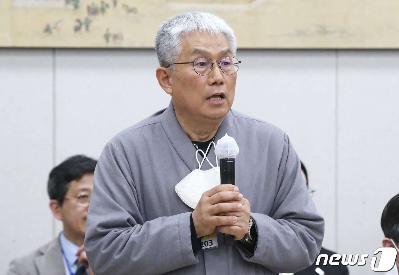 본문 이미지 - 한만위 민족사관고 교장이 14일 오전 서울 여의도 국회 교육위원회에서 열린 정순신 자녀 학교폭력 진상조사 및 학교폭력 대책 수립을 위한 청문회에서 의원들의 질의에 답하고 있다.  2023.4.14/뉴스1 ⓒ News1 임세영 기자