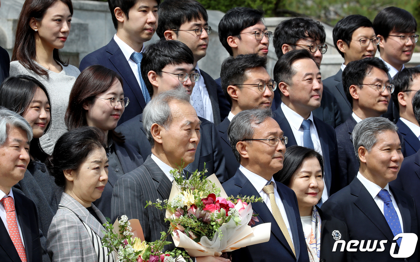 (서울=뉴스1) 장수영 기자 = 이석태 헌법재판관이 14일 서울 종로구 헌법재판소 대강당에서 열린 퇴임식을 마친 뒤 유남석 헌법재판소장을 비롯한 헌법재판관, 연구관들과 기념촬영 하 …