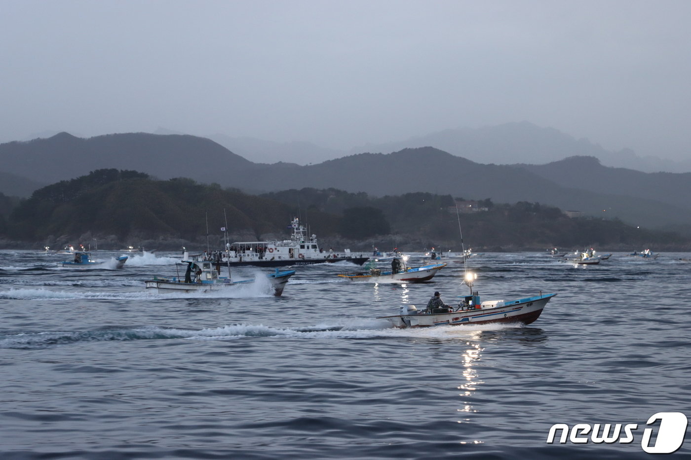 동해안 최북단 저도어장 입어모습 자료사진.&#40;속초해경 제공&#41;