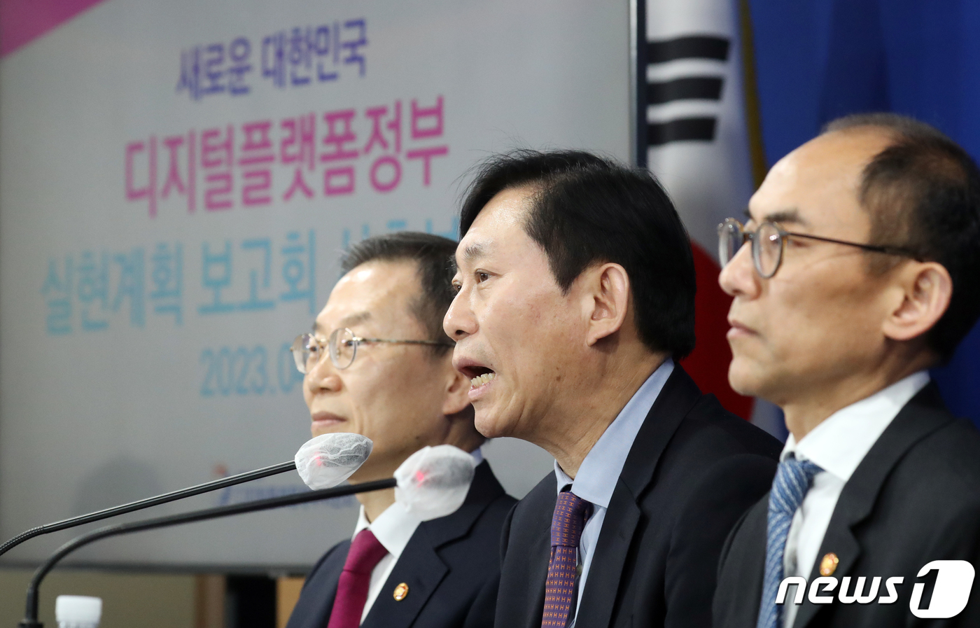 (서울=뉴스1) 김명섭 기자 = 고진 디지털플랫폼정부위원회 위원장이 14일 오후 서울 종로구 세종대로 정부서울청사에서 열린 디지털플랫폼정부 실현계획 합동 브리핑을 하고 있다. 왼쪽 …