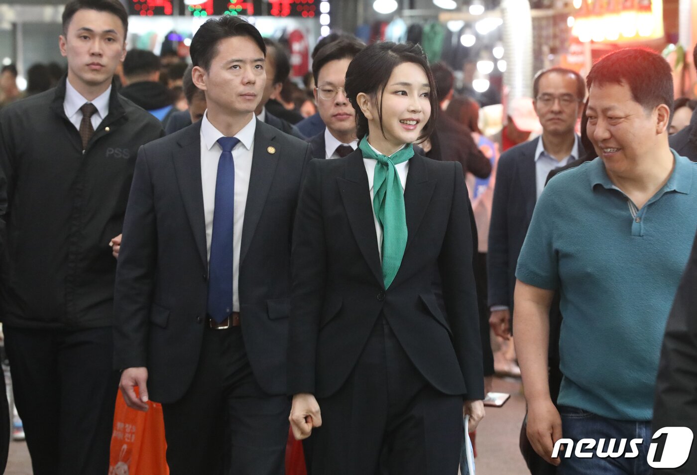 본문 이미지 - 김건희 여사가 14일 대전 중구 태평전통시장을 방문하고 있다. 2023.4.14/뉴스1 ⓒ News1 김기태 기자