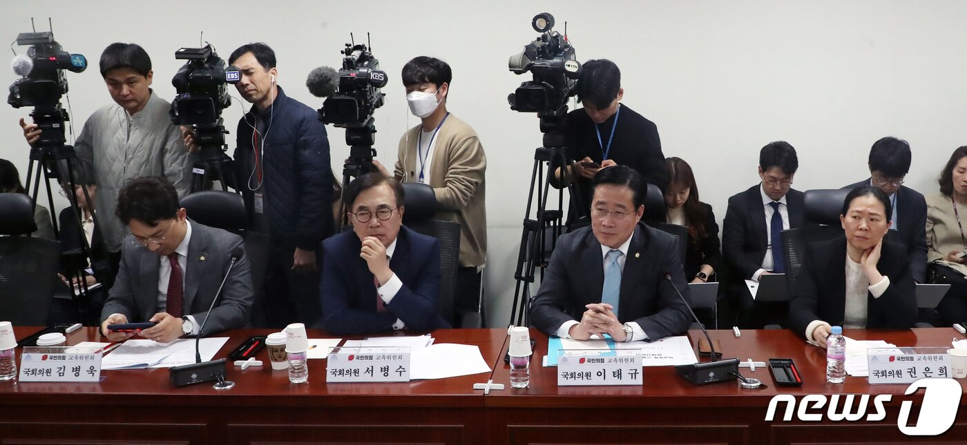 본문 이미지 - 이태규 국민의힘 국회교육위원회 간사 등 소속 위원들이 14일 오후 국회 의원회관에서 열린 '학교폭력 근절을 위한 정책간담회'에 자리하고 있다. 2023.4.14/뉴스1 ⓒ News1 황기선 기자