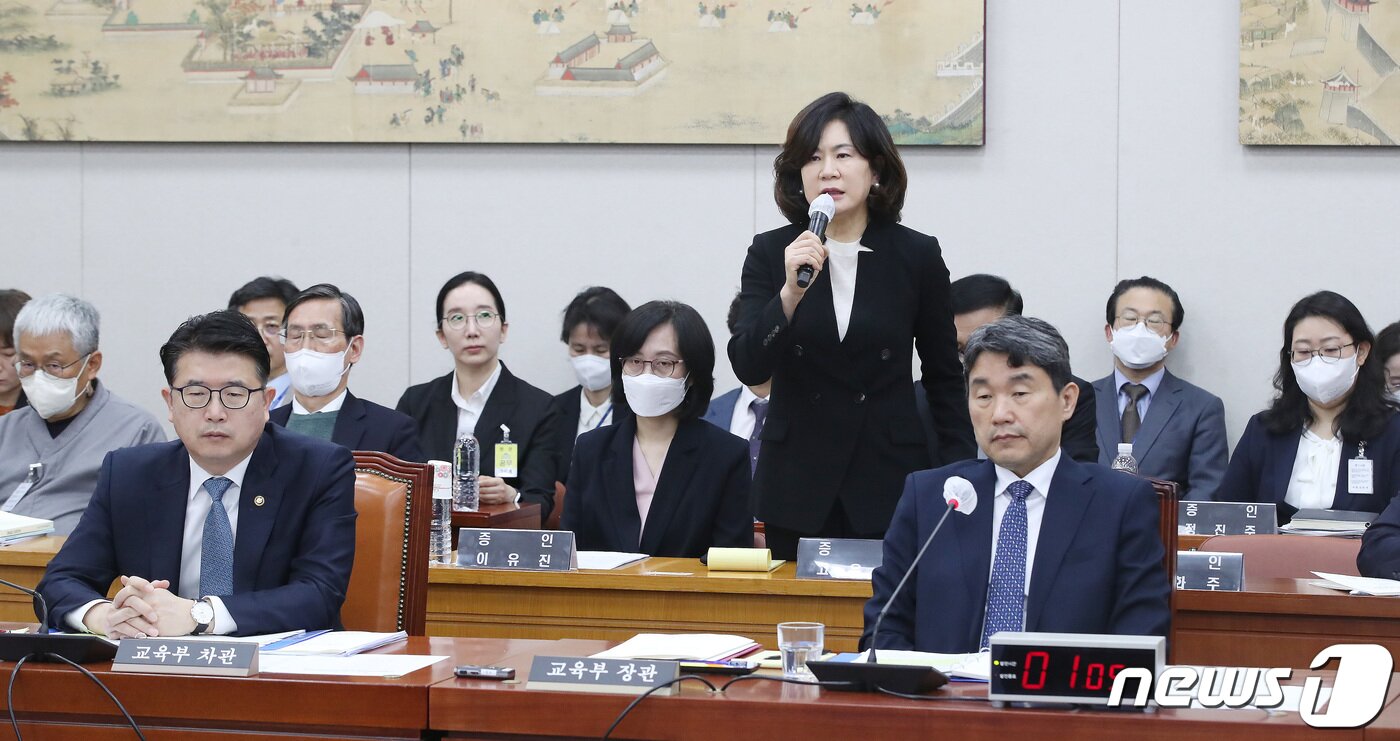 본문 이미지 - 고은정 반포고등학교 교장이 14일 오후 서울 여의도 국회 교육위원회에서 열린 정순신 자녀 학교폭력 진상조사 및 학교폭력 대책 수립을 위한 청문회에서 의원들의 질의에 답하고 있다.2023.4.14/뉴스1 ⓒ News1 임세영 기자