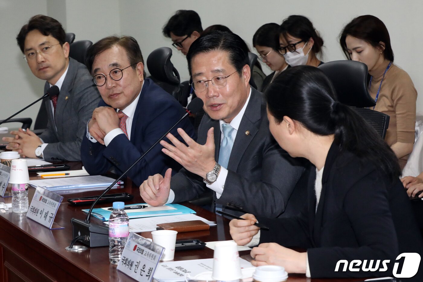 본문 이미지 - 이태규 국민의힘 국회교육위원회 간사가 14일 오후 국회 의원회관에서 열린 '학교폭력 근절을 위한 정책간담회'에서 소속 위원들과 대화를 나누고 있다. 2023.4.14/뉴스1 ⓒ News1 황기선 기자