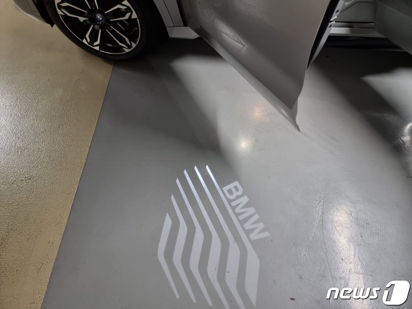 본문 이미지 - BMW iX1 웰컴라이트 ⓒ News1 이형진 기자
