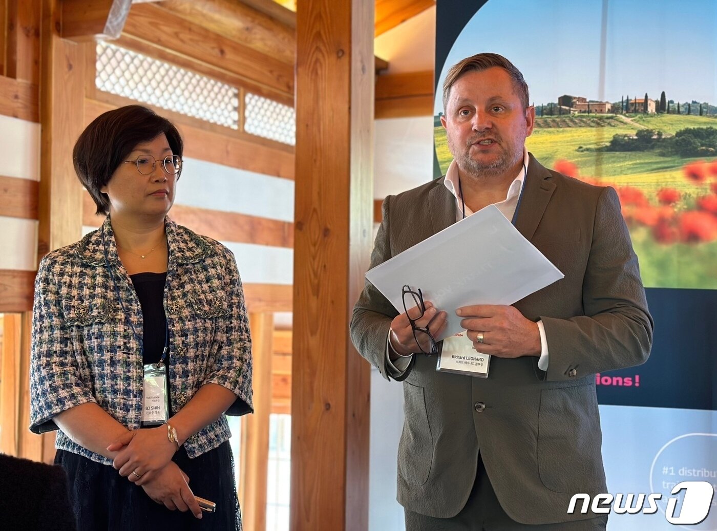 본문 이미지 - 신복주 레일유럽 한국사무소 대표(왼쪽), 리차드 레오나르드 레일유럽 아시아태평양 이사ⓒ News1 윤슬빈 기자