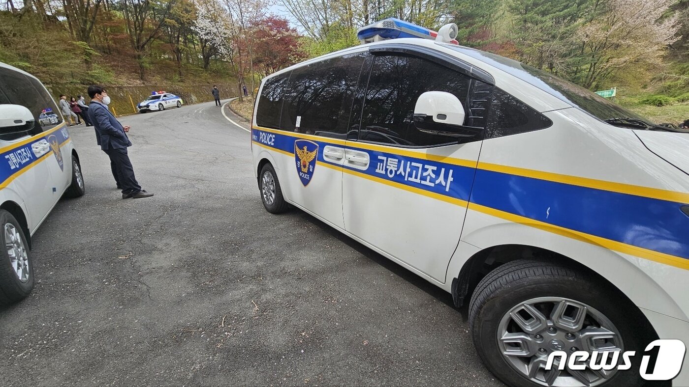 본문 이미지 - 14일 오전 경찰과 국립과학수사연구원 관계자들이 전날 충북 충주시 한 도로에서 발생한 전도 사고 현장을 감식하고 있다.(독자 송영훈씨 제공)/2023.4.14./뉴스1