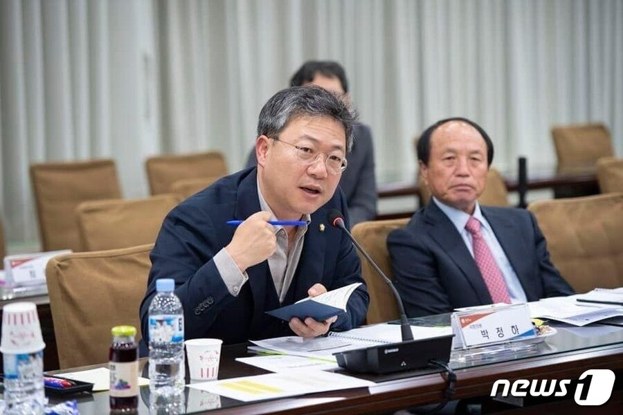 본문 이미지 - 박정하 국민의힘 국회의원(원주갑)이 지난 5일 오후 4시 원주시청 10층 회의실에서 '원주시-국민의힘 원주갑을 당협위원회' 시정 현안사업 당정협의회에 참여하고 있다. (박정하 국민의힘 국회의원 블로그) 2023.4.14/뉴스1