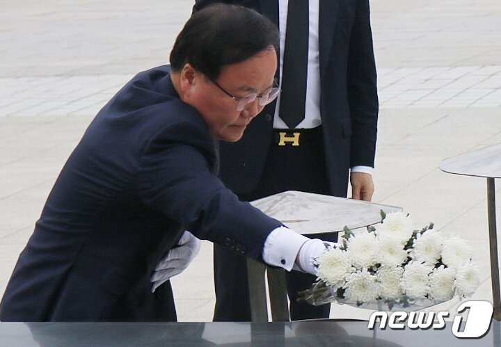 본문 이미지 - 5·18 정신 헌법수록을 반대한다고 발언해 비판을 받아온 김재원 국민의힘 최고위원이 14일 광주 북구 국립 5·18민주묘지를 참배하고 있다.(국립5·18민주묘지 제공)2023.4.14./뉴스1