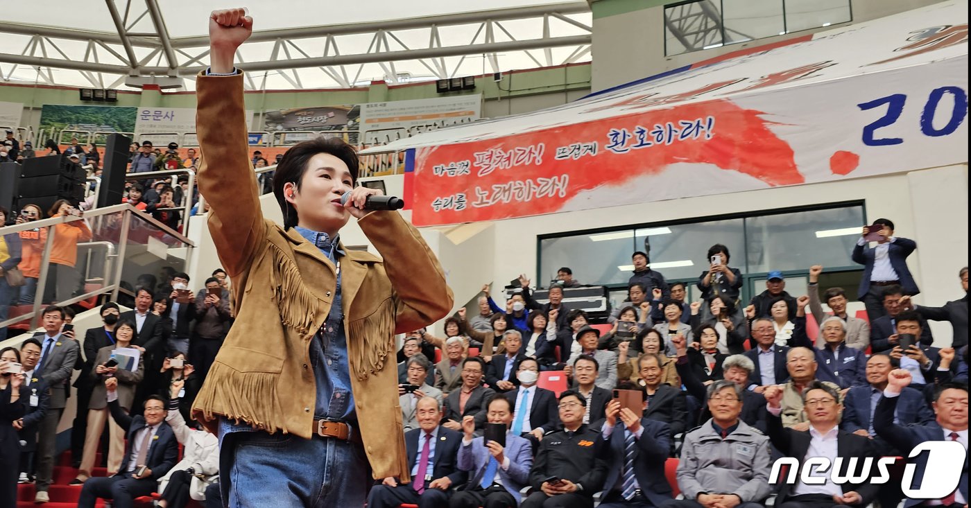 가수 김희재가 14일 청도소싸움경기장에서 개막된 2023 청도소싸움축제에 참석해 축하무대를 펼치고 있다. 청도소싸움축제는 오는 16일까지 계속된다. 2023.4.14/뉴스1 ⓒ News1 정우용 기자