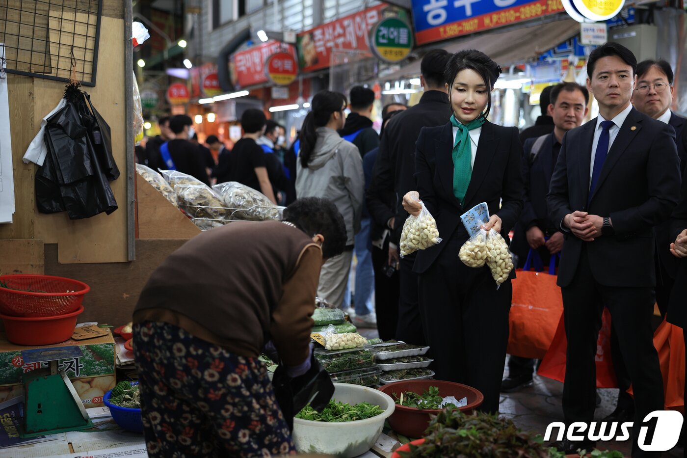 본문 이미지 - 김건희 여사가 14일 대전 중구 태평전통시장을 방문해 마늘을 구입하고 있다. (대통령실 제공) 2023.4.14/뉴스1 ⓒ News1 안은나 기자