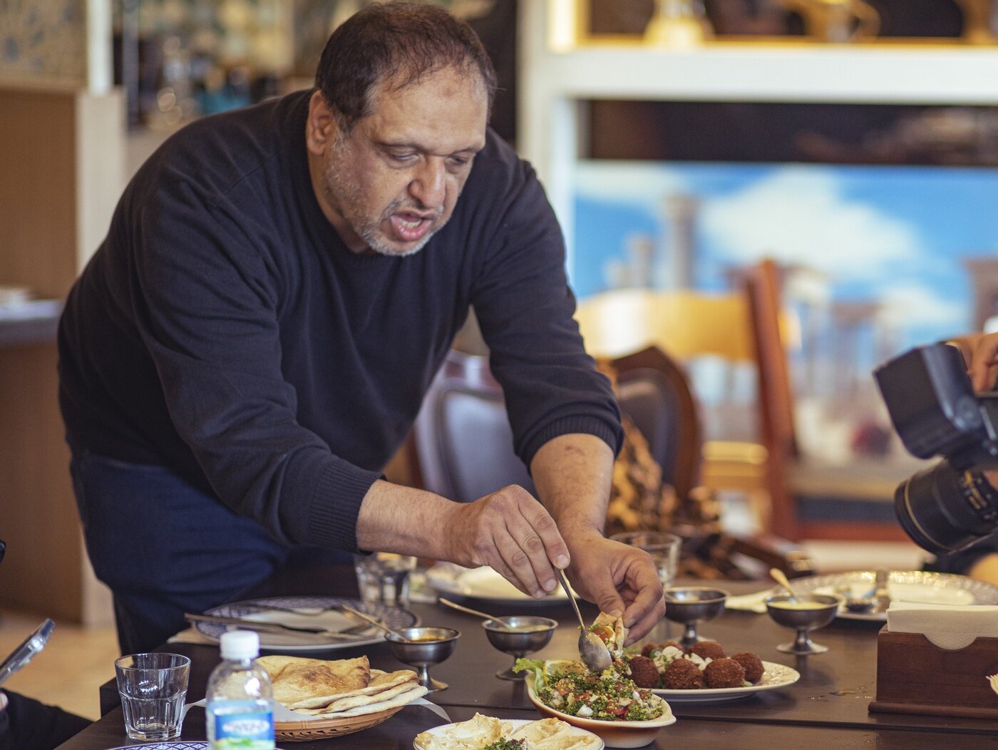 본문 이미지 - 음식을 먹는 방법을 직접 설명하는 야설 가나엠 페트라 사장. 서울관광재단 제공