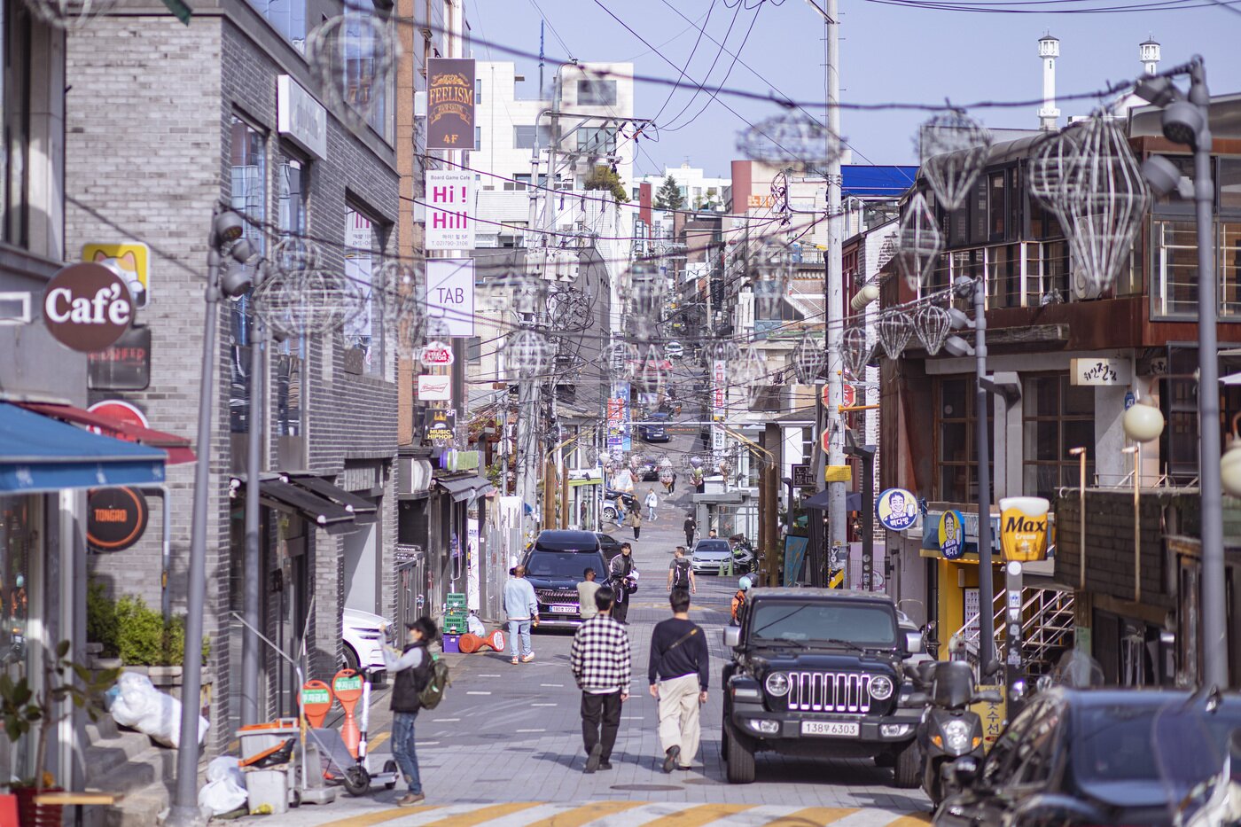 본문 이미지 - 베트남등이 걸려 있는 이태원 퀴논거리 전경. 서울관광재단 제공