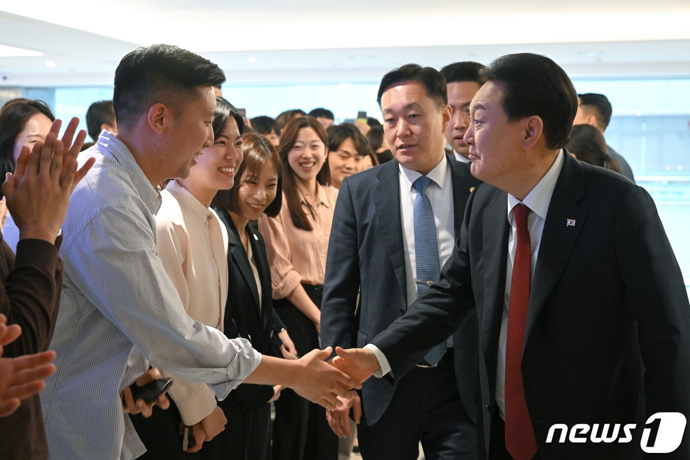 본문 이미지 - 윤석열 대통령이 14일 서울 여의도 중소기업중앙회에서 중소기업계와의 오찬 간담회를 마친 후 참석자들과 악수하고 있다. (대통령실 제공) 2023.4.14/뉴스1 ⓒ News1 안은나 기자
