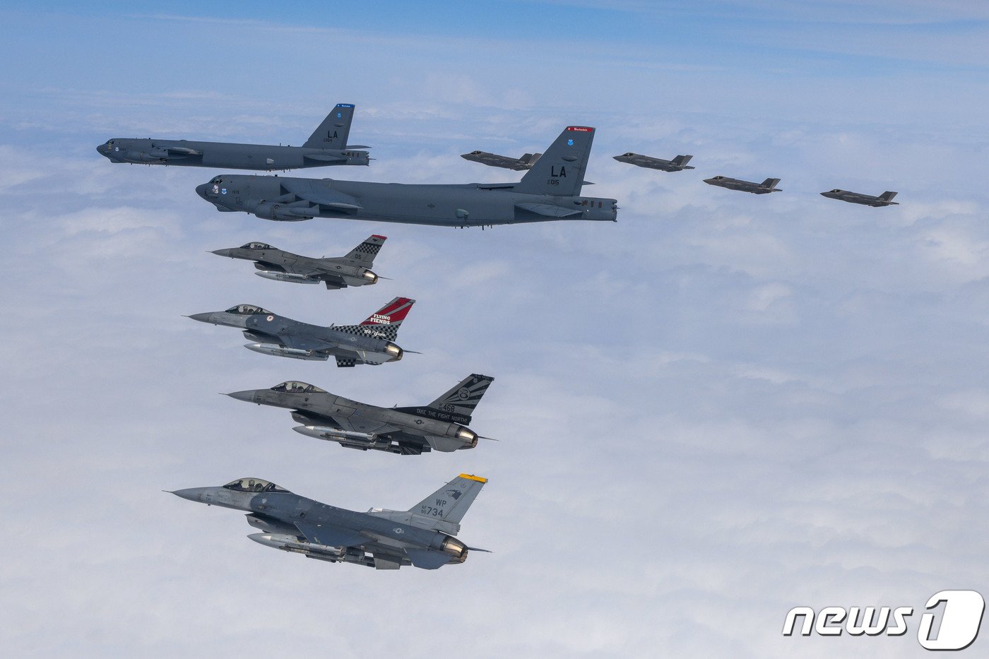 본문 이미지 - 한미 공군이 지난 4월14일 한반도 상공에서 우리 군 F-35A 전투기와 미군 B-52H 전략폭격기, F-16 전투기가 참여한 연합공중훈련을 실시하고 있다. (국방부 제공) 2023.4.14/뉴스1