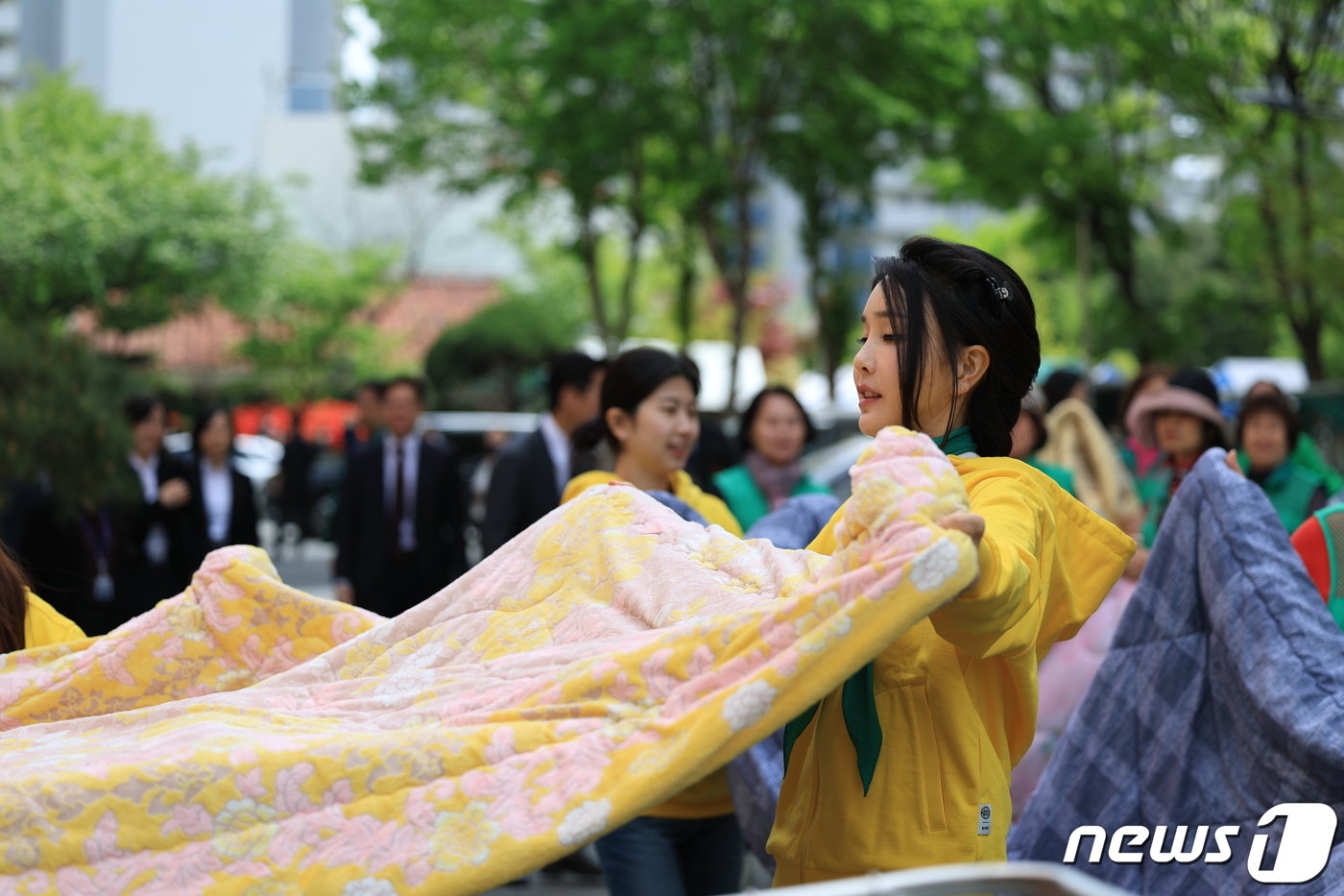 본문 이미지 - 대전을 방문한 김건희 여사가 14일 독거노인 및 소외계층을 위한 이동식 빨래방 봉사활동 ‘새마을 뽀송뽀송 사랑 나눔 활동’에 참여해 이불 빨래를 널고 있다. (대통령실 제공) 2023.4.14/뉴스1 ⓒ News1 안은나 기자
