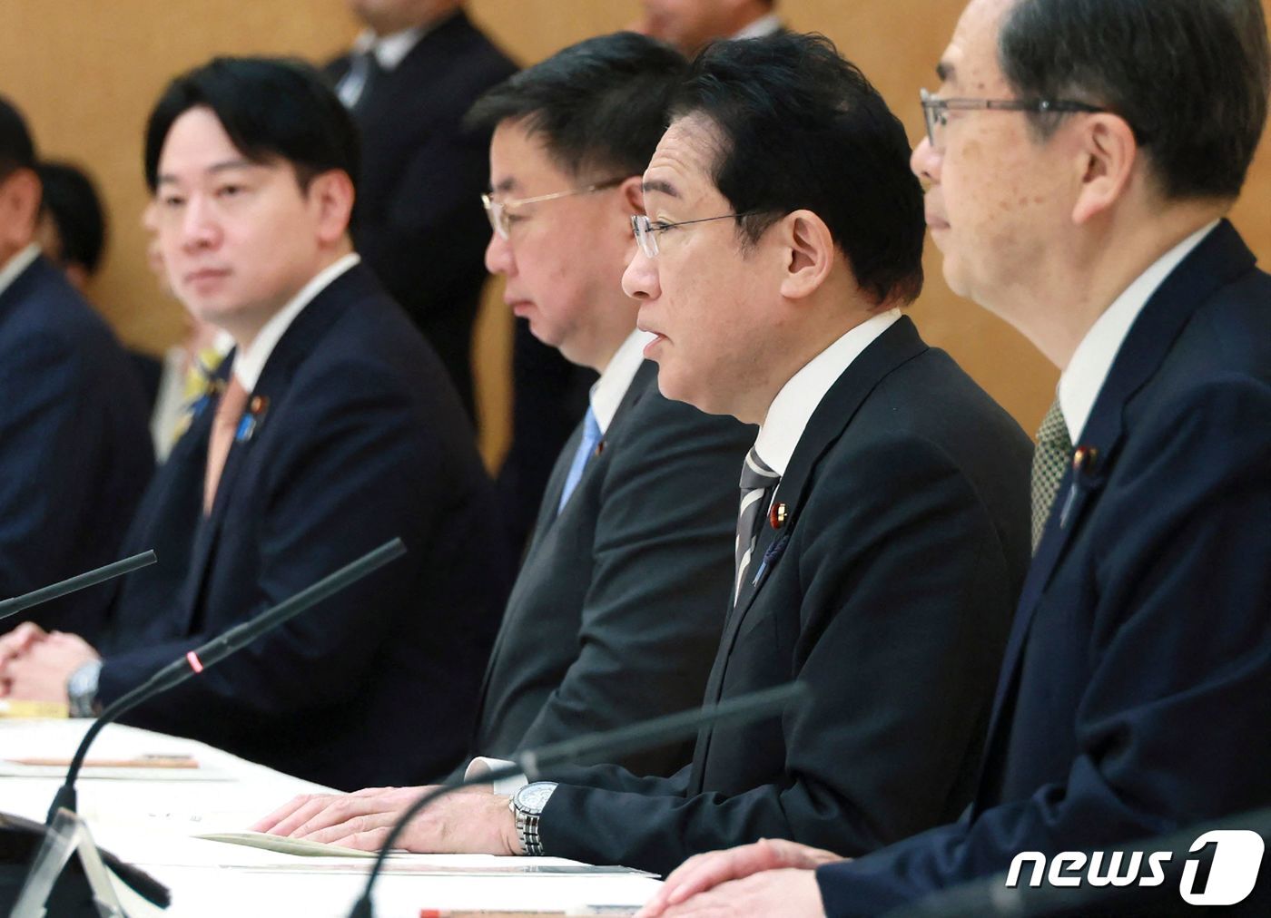 본문 이미지 - 기시다 후미오 일본 총리가 14일 &#40;현지시간&#41; 도쿄 총리 관저에서 카지노 등 통합형 리조트 유치 회의에 참석을 하고 있다. ⓒ AFP=뉴스1 ⓒ News1 우동명 기자