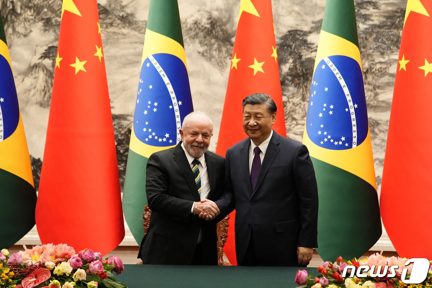본문 이미지 - 시진핑 중국 국가 주석과 룰라 다시우바 브라질 대통령이 악수하고 있다. ⓒ 로이터=뉴스1 ⓒ News1 우동명 기자