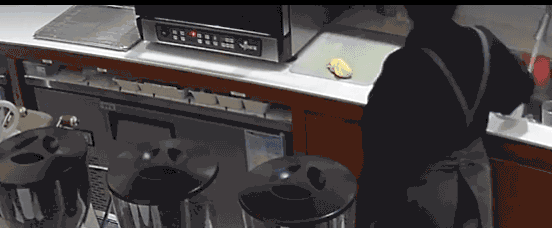 본문 이미지 - 인천 서구의 한 프랜차이즈 카페에서 전원이 꺼진 상태의 오븐이 폭발하는 사고가 발생했다. (보배드림 갈무리)