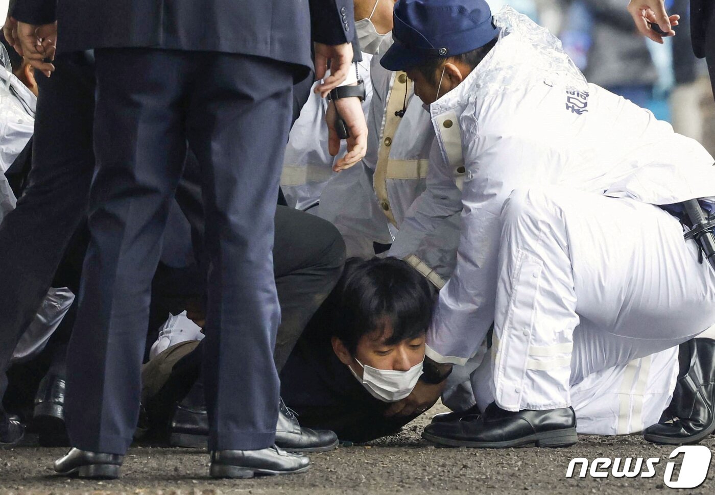 본문 이미지 - 15일 오전 11시 30분께 기시다 후미오 일본 총리가 일본 와카야마(和歌山)현에서 현장 시찰을 마치고 연설을 시작하기 직전, 연설대를 향해 폭발물을 투척한 용의자가 현장에서 체포되고 있다. ⓒ 로이터=뉴스1 ⓒ 로이터=뉴스1 ⓒ News1 허정현 기자