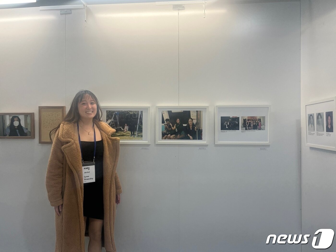 본문 이미지 - Lynn Stransk(한국명 유정란)씨가 지난 10일 국회의원회관 제2로비 특설전시장에서 자신의 작품 앞에 있는 모습.ⓒ 뉴스1