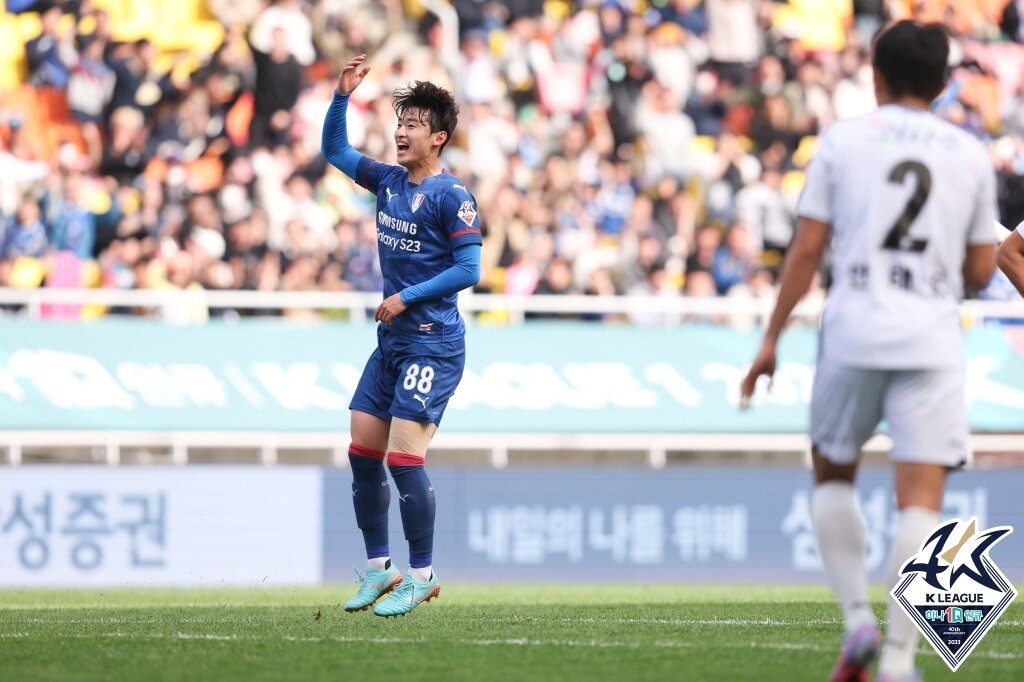 본문 이미지 - 만회골을 넣은 수원 유제호 (한국프로축구연맹 제공)