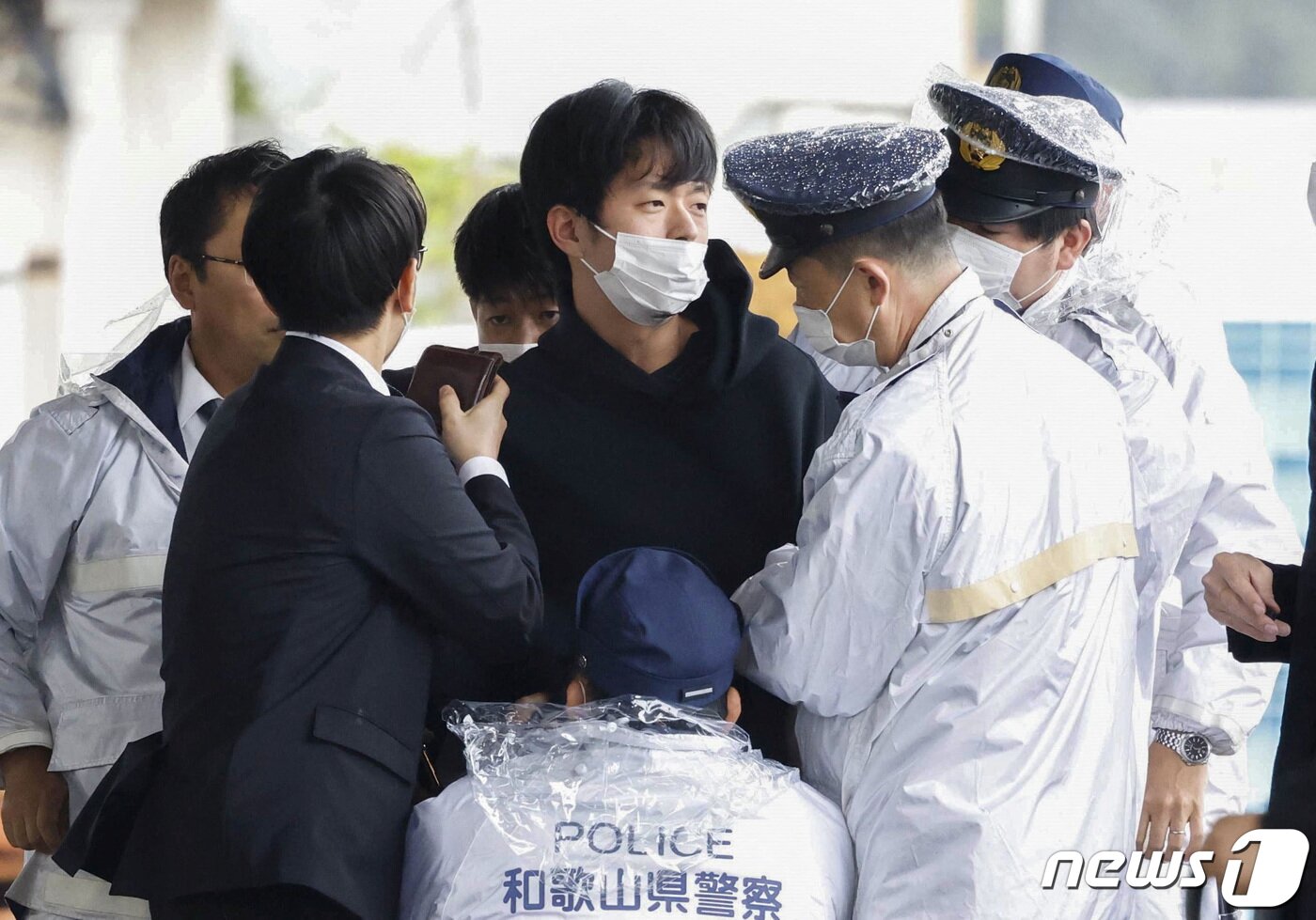 본문 이미지 - 15일 (현지시간) 일본 와카야마현 사이카자키 항에서 기시다 후미오 총리가 지원 유세을 시작하기 직전 폭발물을 던진 남성 용의자가 경찰에 체포되고 있다. ⓒ 로이터=뉴스1 ⓒ News1 우동명 기자