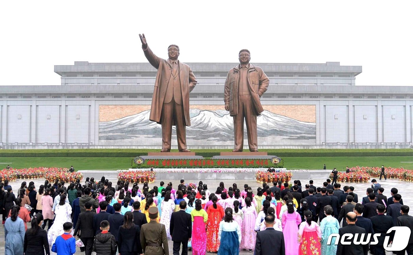 본문 이미지 - (평양 노동신문=뉴스1) = 북한 만수대언덕의 김일성 주석과 김정일 국방위원장의 동상. [국내에서만 사용가능. 재배포 금지. DB 금지. For Use Only in the Republic of Korea. Redistribution Prohibited] rodongphoto@news1.kr