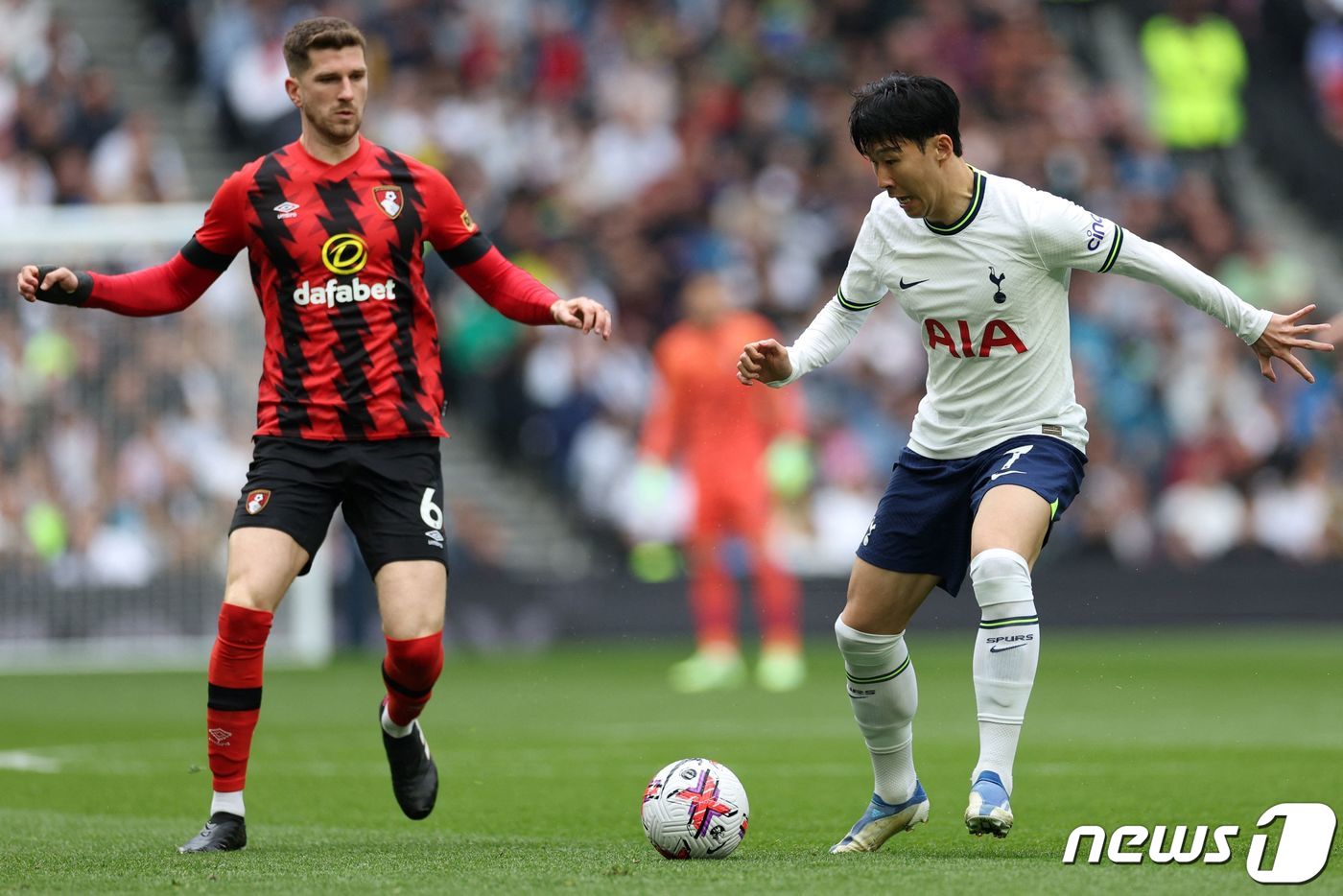 (런던 AFP=뉴스1) 우동명 기자 = 토트넘의 손흥민이 15일(현지시간) 런던의 토트넘 홋스퍼 스타디움에서 열린 EPL 본머스와 경기서 상대 선수 크리스 메팜을 따돌리고 있다.ⓒ …