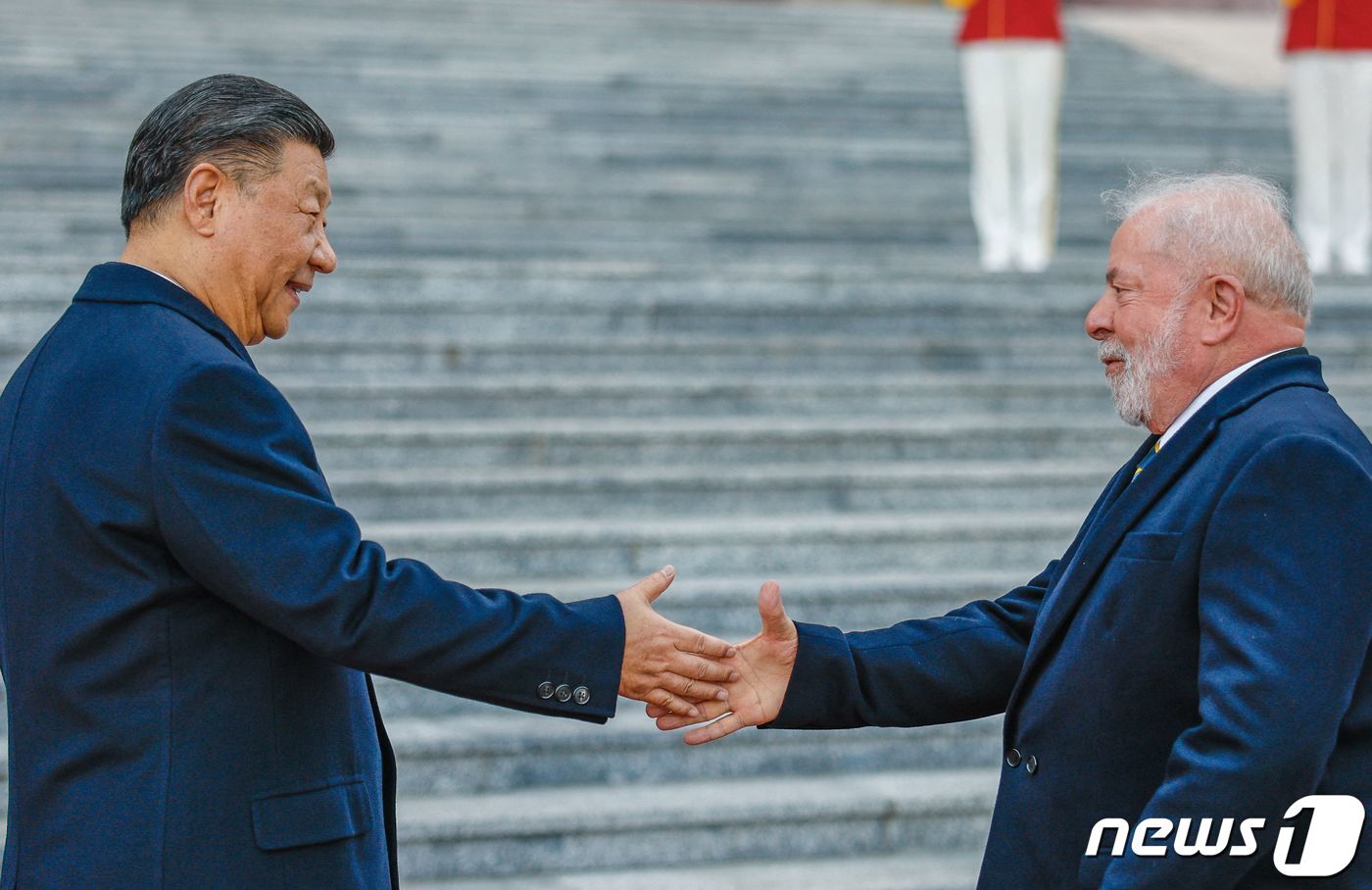 본문 이미지 - 시 주석이 14일 인민대회당에서 열린 룰라 브라질 대통령 환영식에 참석, 악수하고 있다. ⓒ AFP=뉴스1 ⓒ News1 우동명