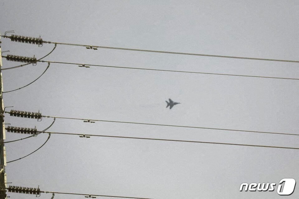 본문 이미지 - 15일(현지시간) 수단 수도 하르툼에서 정부군과 반군 사이에 교전이 발생한 가운데 하르툼 상공에 전투기 1대가 비행하는 모습이 포착됐다. 2023.04.15. ⓒ 로이터=뉴스1 ⓒ News1 김성식 기자