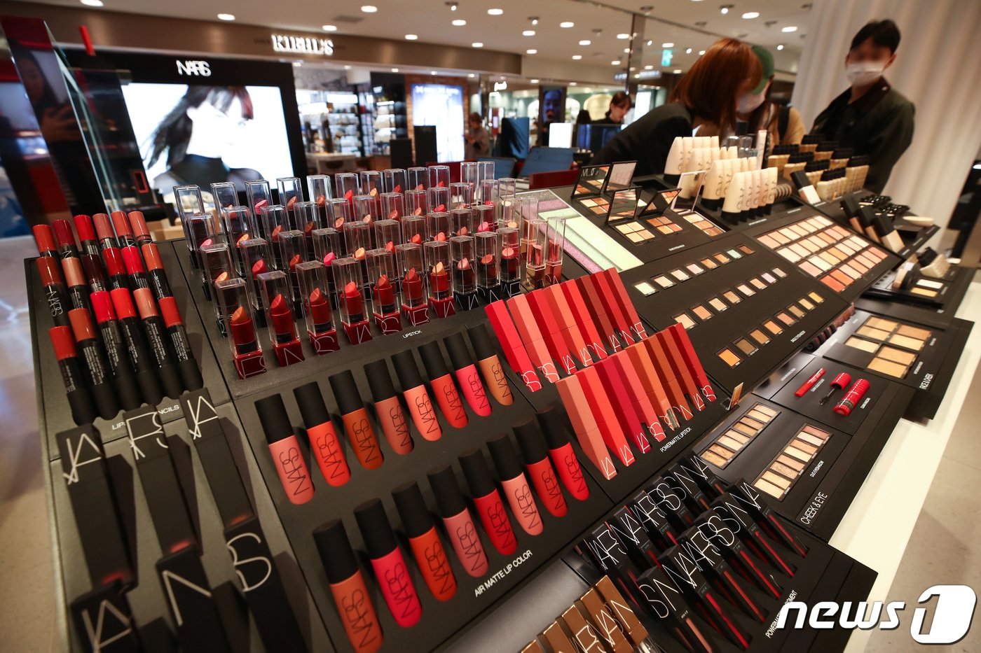 본문 이미지 - 16일 서울 시내 한 백화점에서 시민이 화장품을 고르고 있다. 신세계백화점 등에 따르면 실내 마스크 착용 의무 해제와 봄 날씨 영향으로 지난 3월 한달간 화장품 매출이 전년 동기 대비 35.7% 증가했다. 2023.4.16/뉴스1 ⓒ News1 김민지 기자