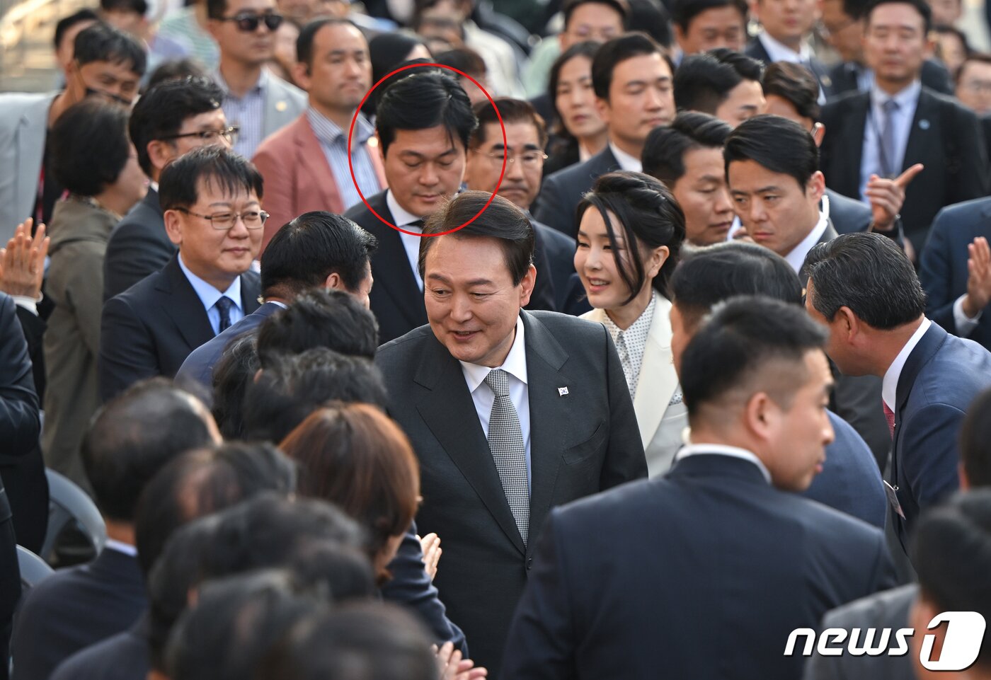 본문 이미지 - 2023년 4월 16일 윤석열 대통령 부부의 대구 서문시장에 방문에 동행한 김 비서관&#40;빨간 원안&#41;. &#40;대통령실 제공&#41; 2023.4.16/뉴스1 ⓒ News1 오대일 기자