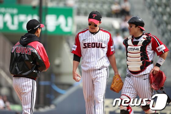 16일 오후 서울 송파구 잠실야구장에서 열린 프로야구 '신한은행 SOL 2023 KBO리그' 두산베어스와 LG트윈스의 경기에서 LG 선발투수 임찬규가 4회초에 마운드를 내려가고 있다. 2023.4.16/뉴스1 © News1 이승배 기자