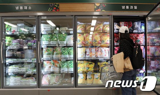 16일 서울시내 한 대형마트에서 한 젊은 여성이 냉동과일을 구매하고 있다. 2023.4.16/뉴스1 © News1 박세연 기자