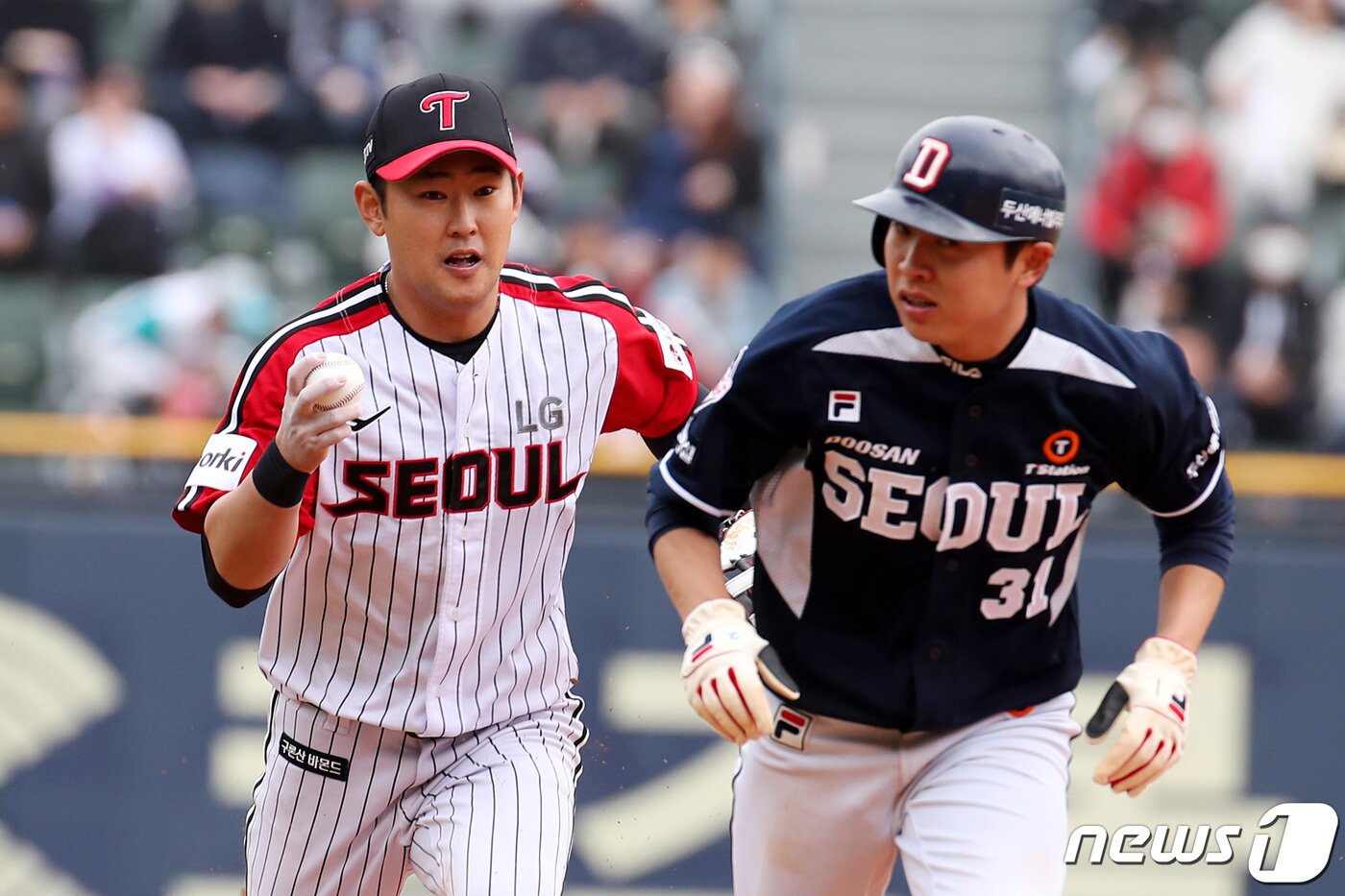 본문 이미지 - 지난달 16일 오후 서울 송파구 잠실야구장에서 열린 프로야구 '신한은행 SOL 2023 KBO리그' 두산베어스와 LG트윈스의 경기에서 5회초 두산 공격 1사 주자 1루 상황 LG 정주현이 두산 정수빈의 도루를 저지하고 있다. (사진은 기사 내용과 직접적인 관련 없음) 2023.4.16/뉴스1 ⓒ News1 이승배 기자